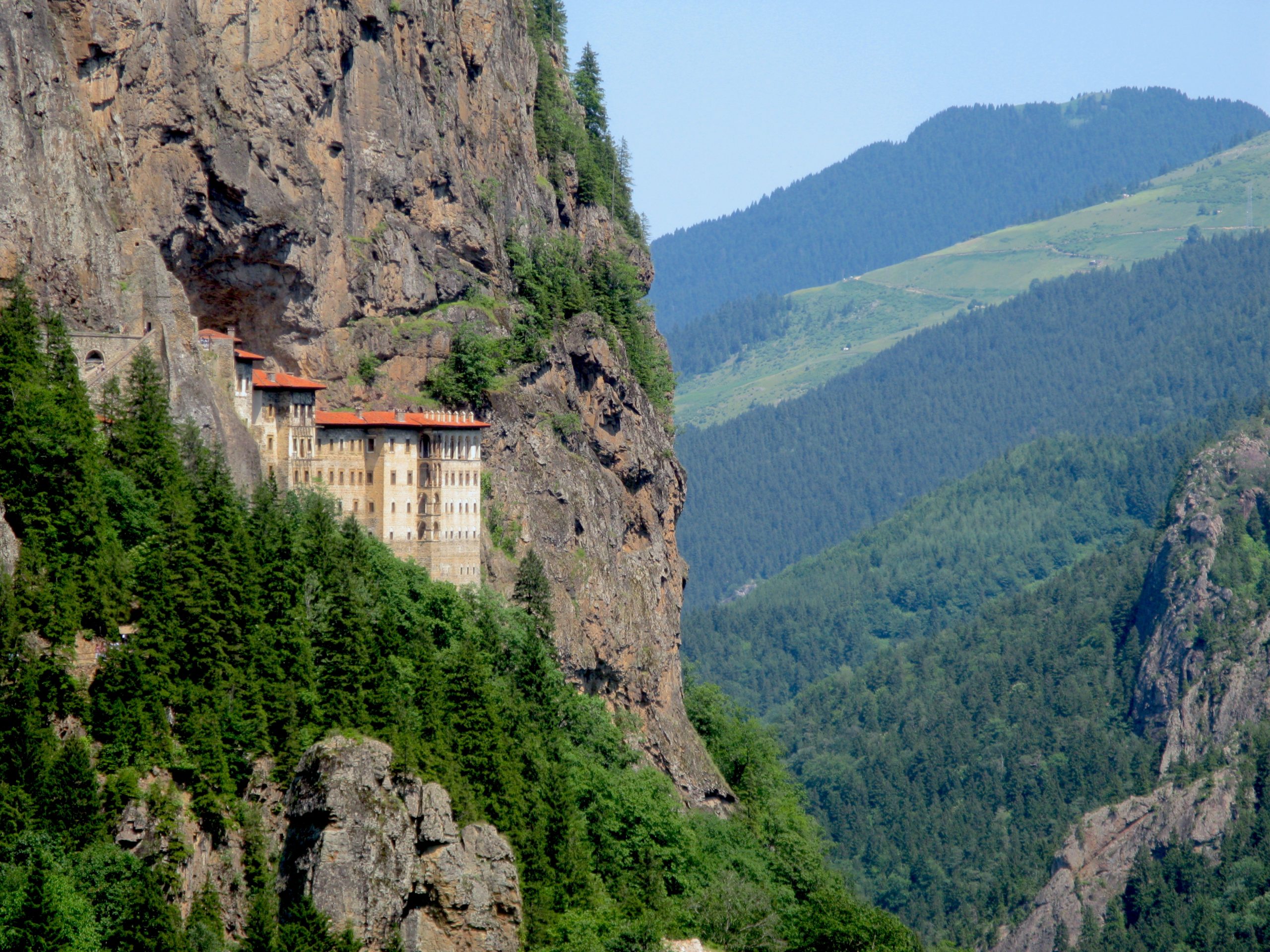 The image shows the Sümela Monastery, a historic Greek Orthodox monastery perched on a steep cliff in the Trabzon province of Turkey.
