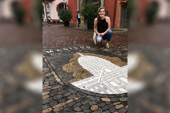 Image of alumna Laura Downer